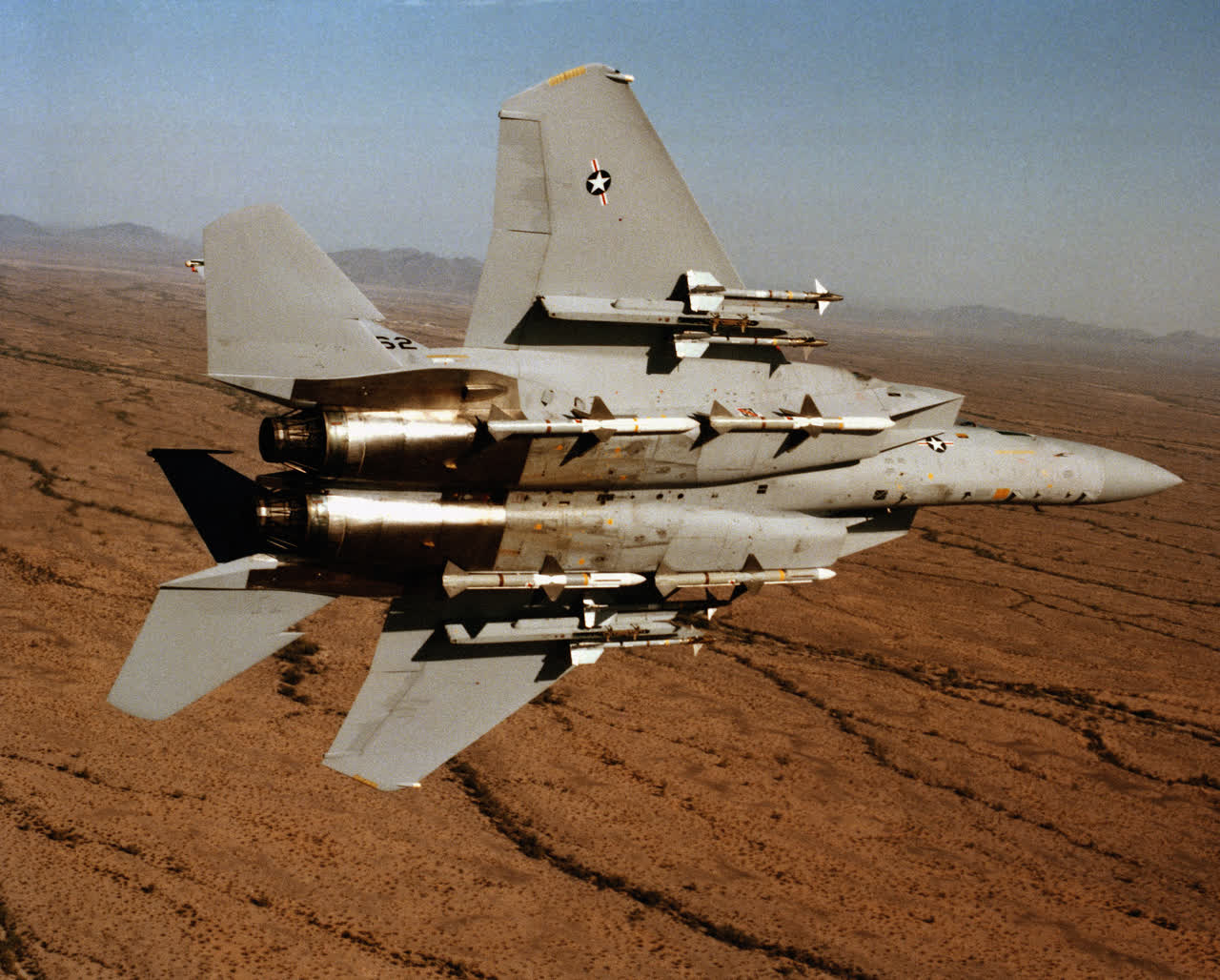 גחון מטוס F-15 בהטיה חדה, ארבעה טילי ספארו תלויים תחתיו