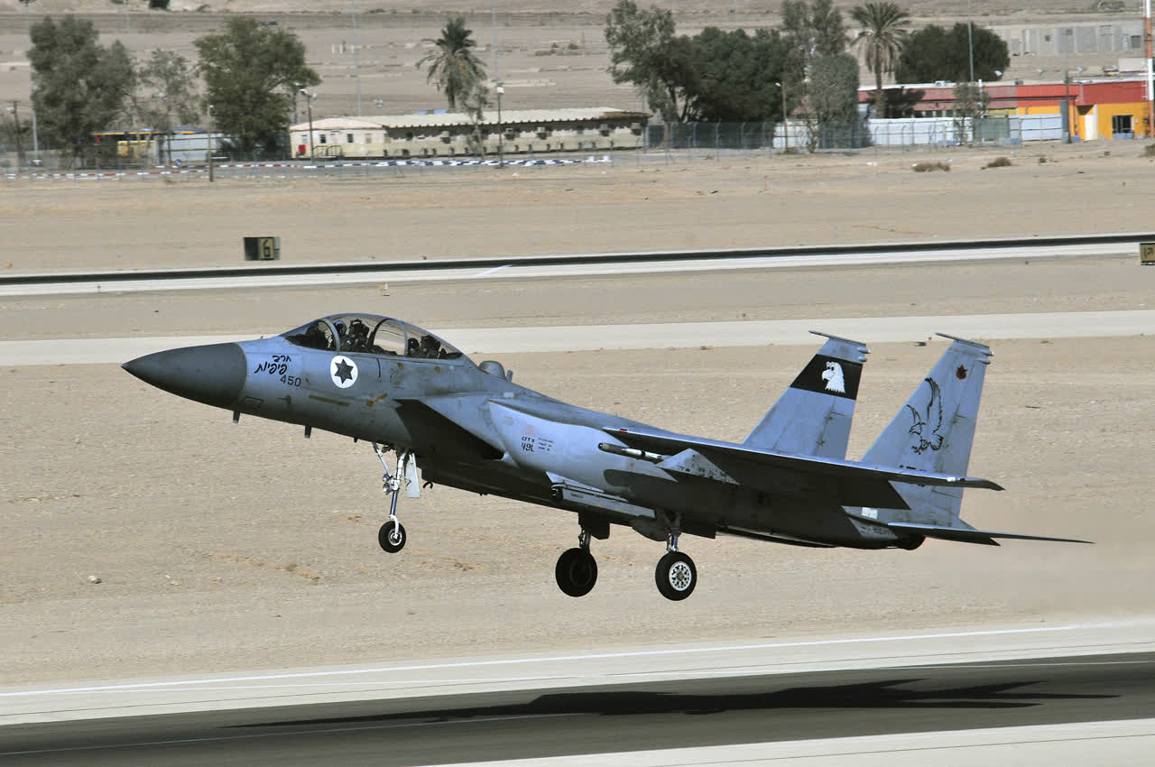 בז F-15D של טייסת 133 בחיל האוויר הישראלי, גלגלי הנסע נפרדים מהמסלול בהמראה