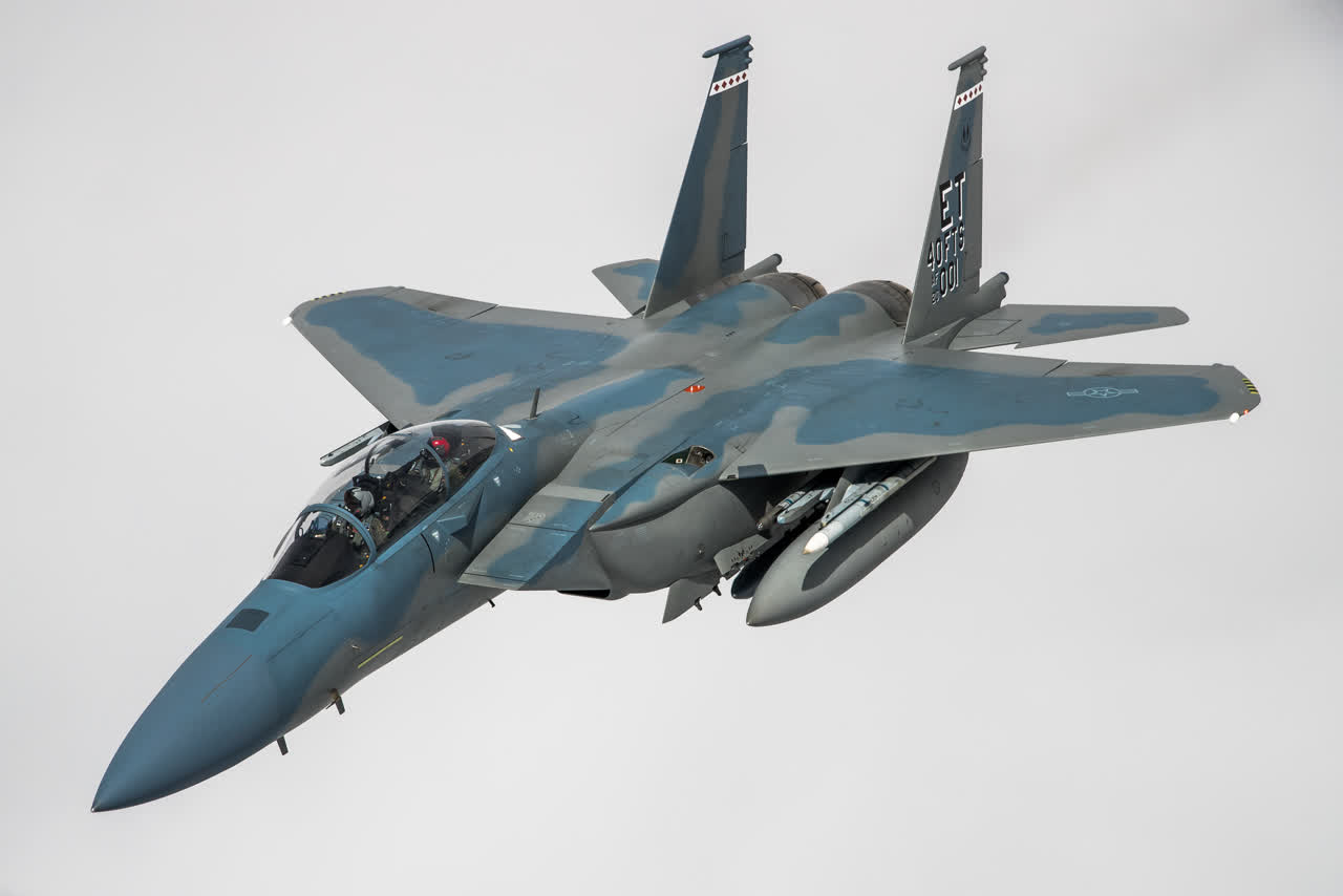מטוס F-15EX איגל II בצילום אוויר־אוויר, חמוש בטילים